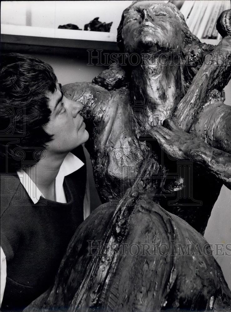 Press Photo Miss Henriquez admires a sculpture which she completed - Historic Images