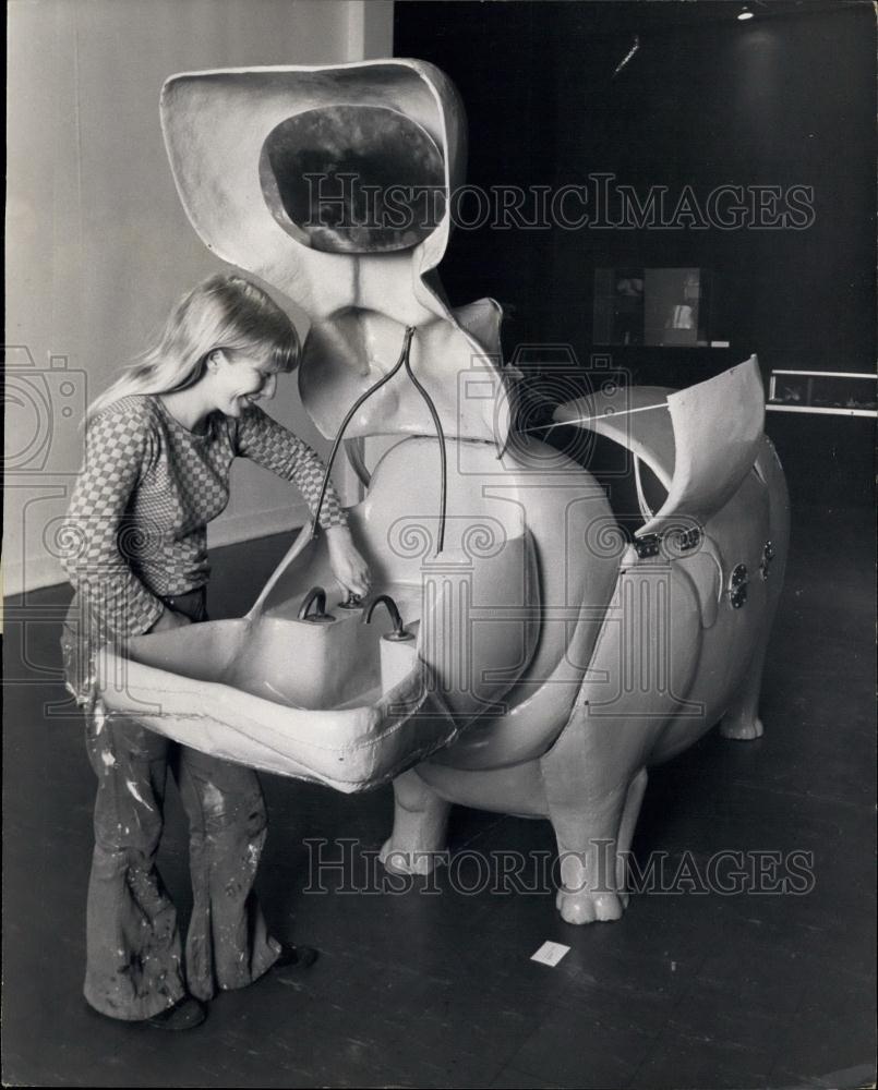 1976 Press Photo A Hippo, all in blue which is really a bath and wash sink comb - Historic Images