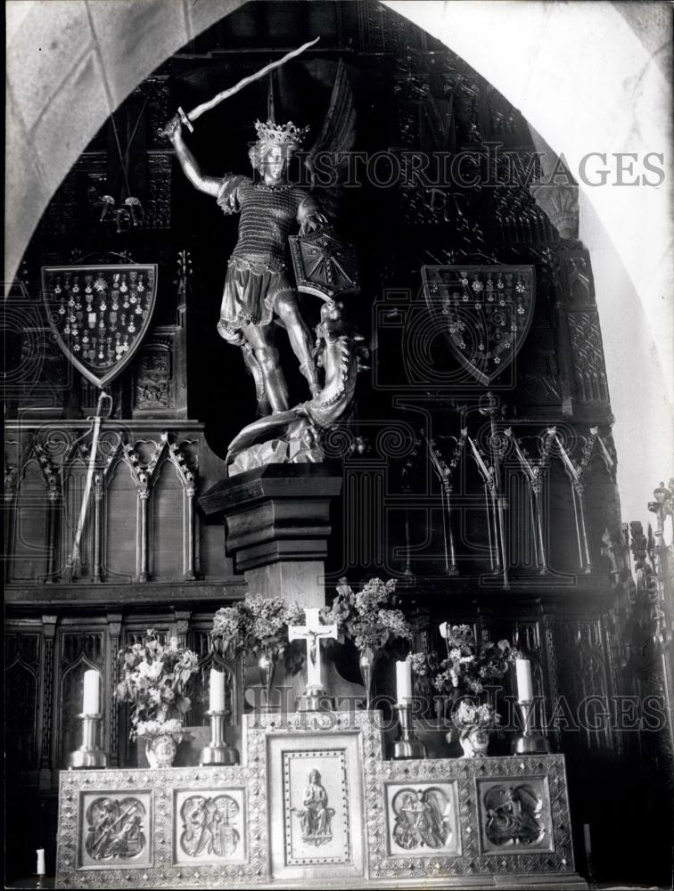 Press Photo No Caption large statue of man with sword and crosses - Historic Images