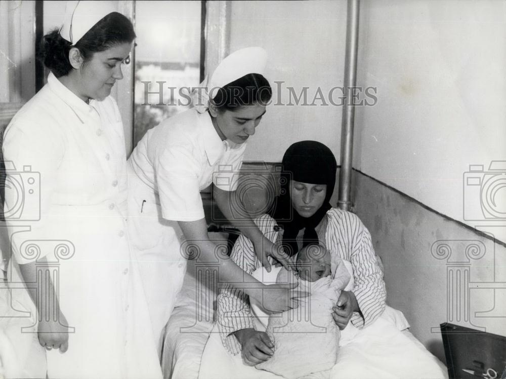 Press Photo Nurses of Free Nations Aid Turkish Quake Victims - Historic Images