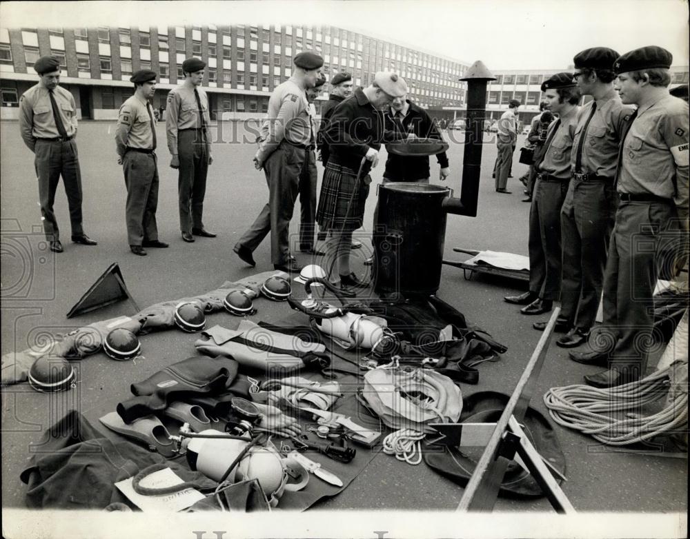 1970 Press Photo Sir Charles Maclean,Chief Scout Inspects Equipment - Historic Images