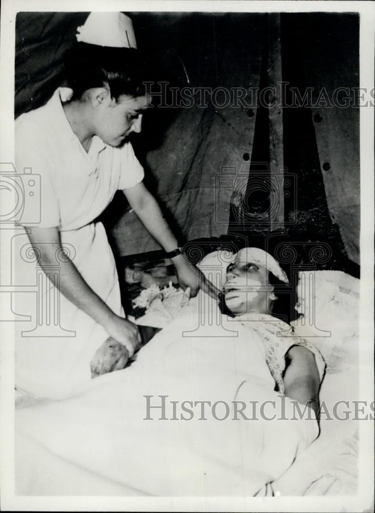 1953 Press Photo Greek Red Cross helps earthquake victims - Historic Images