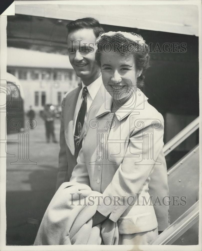 1955 Press Photo Maureen Connolly Arrives In London On Honeymoon - Historic Images