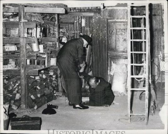 1957 Press Photo Police Investigating Kidnapped Girl's Prison Marjorie Jordan - Historic Images