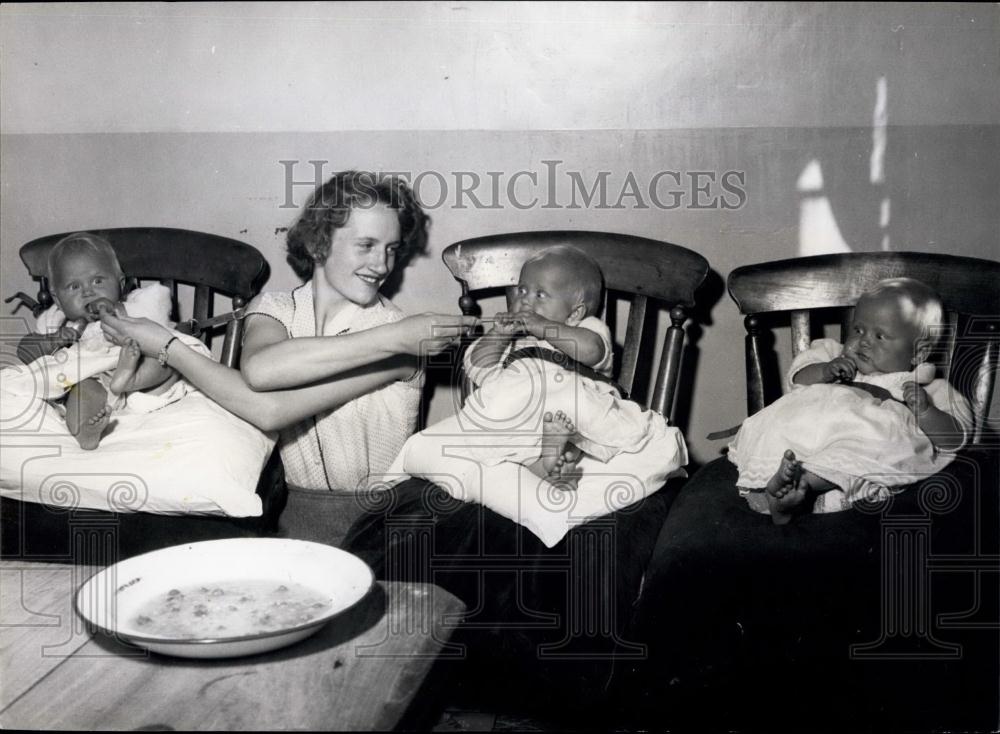 Press Photo Hannah Attridge and her triplets - Historic Images