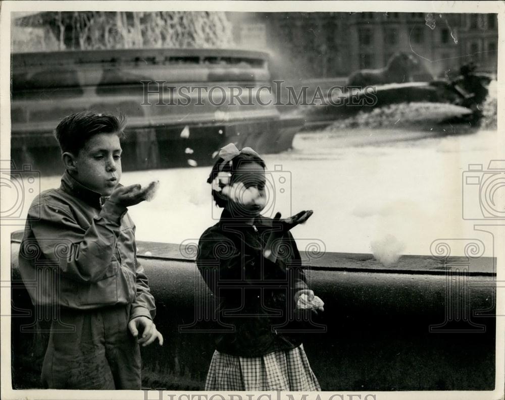 1955 Press Photo Cousina Ian Norma Wilson blowing bubbles in Scotland - Historic Images