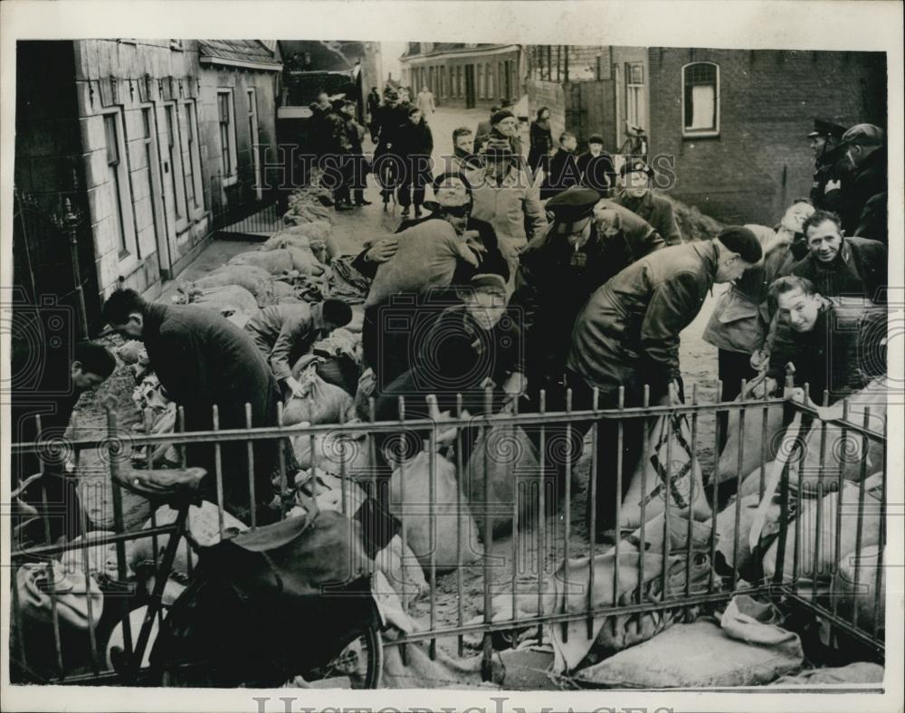 1953 Press Photo civilians work at great speed in their efforts to build Flood - Historic Images