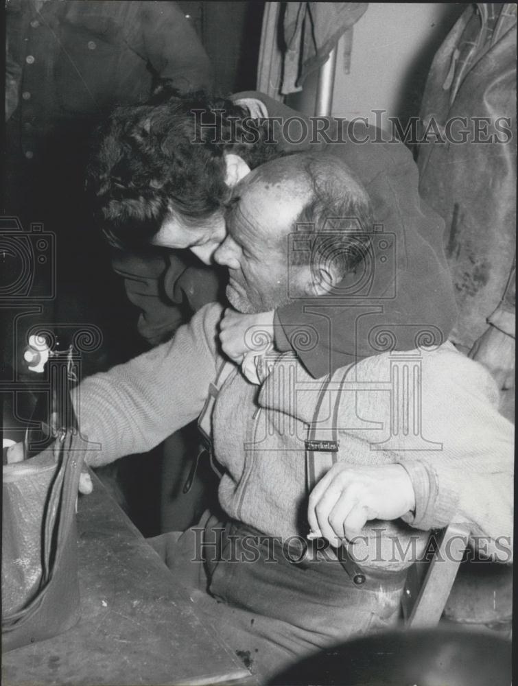 1957 Press Photo of rescued miner Richard Kayl being hugged by wife - Historic Images