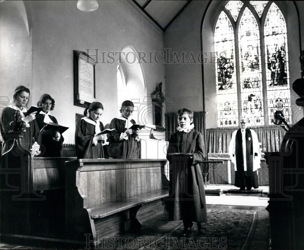 Press Photo Child with Offering - Historic Images