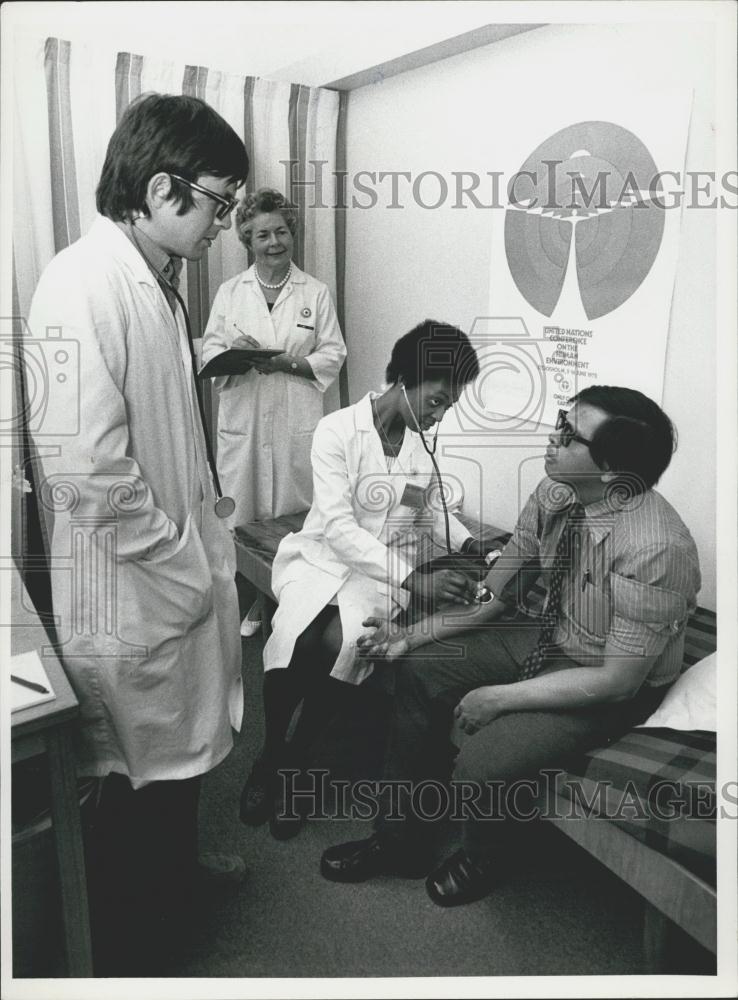 Press Photo Doctor Beermann Cottage Hospital Parliament House Janet Enghardt - Historic Images