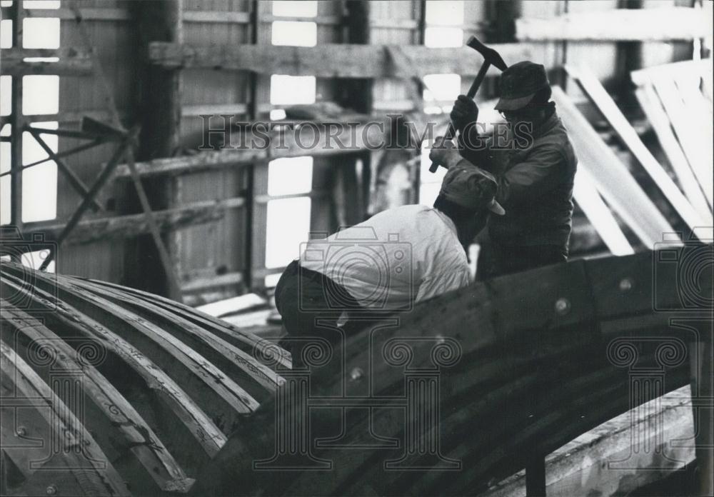 Press Photo keel of the boat being laid, nails of 30-40cms are used to rivet th - Historic Images