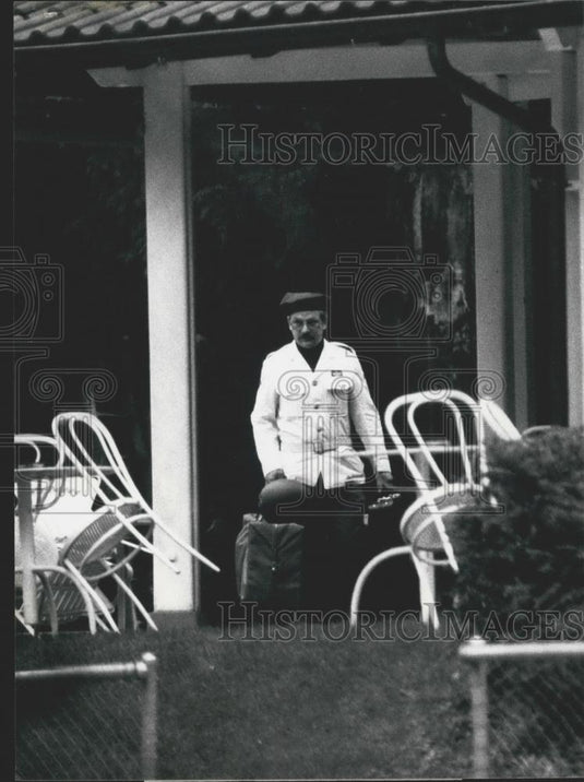 1982 Press Photo A doctor at Polish embassy in Berne, Switz - Historic Images