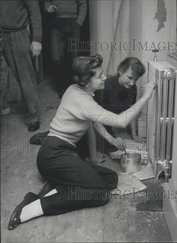 Press Photo Students Joan Durbar and Celine Taylor paint radiator - Historic Images