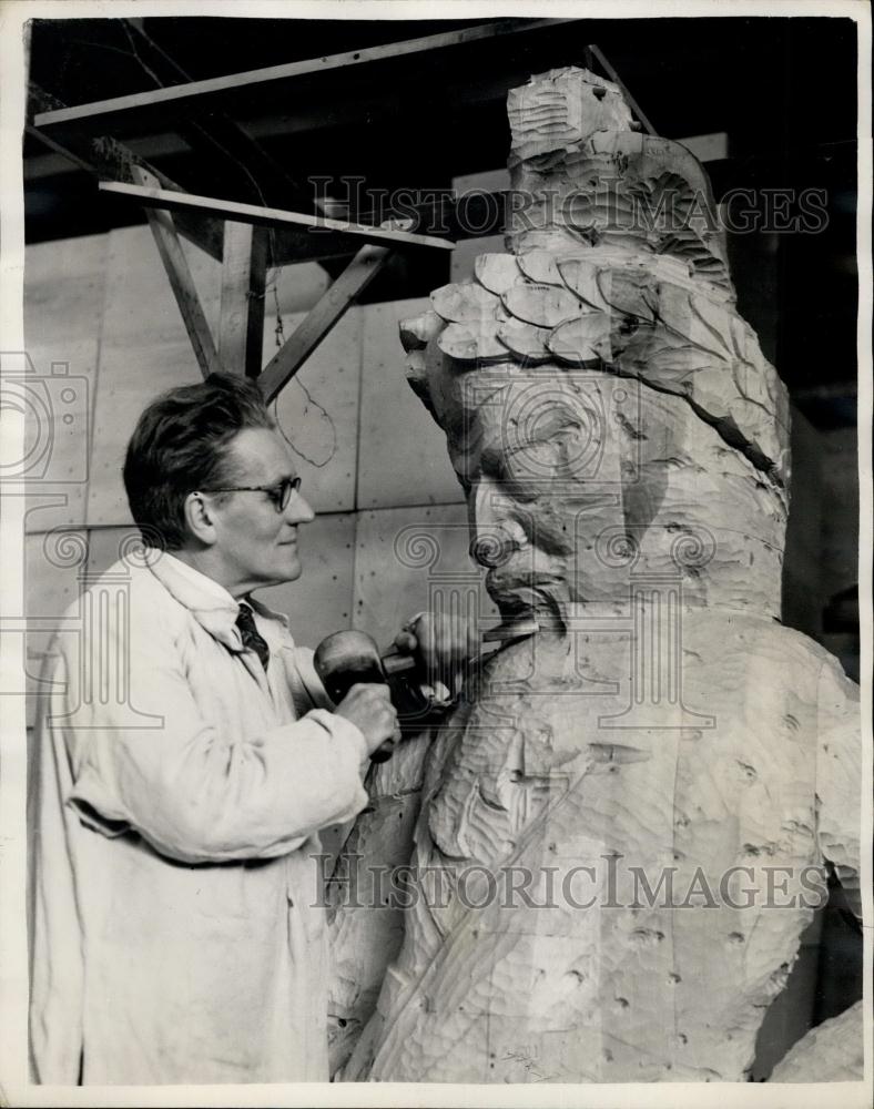 1953 Press Photo Sculptor David Evans Gog and Magog - Historic Images