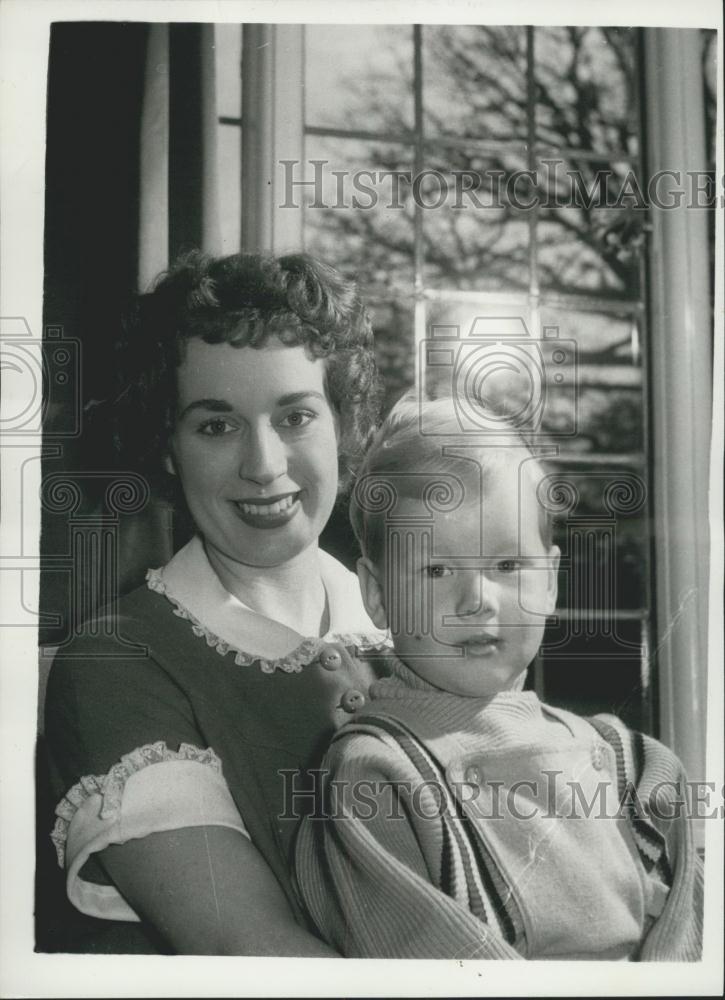 1957 Press Photo Celia Philip, mother of quad girls, with older son Robert - Historic Images