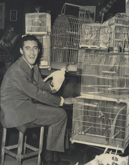 1958 Press Photo Italian Crooner Raoul Magrini With His "Accompanying" Birds - Historic Images