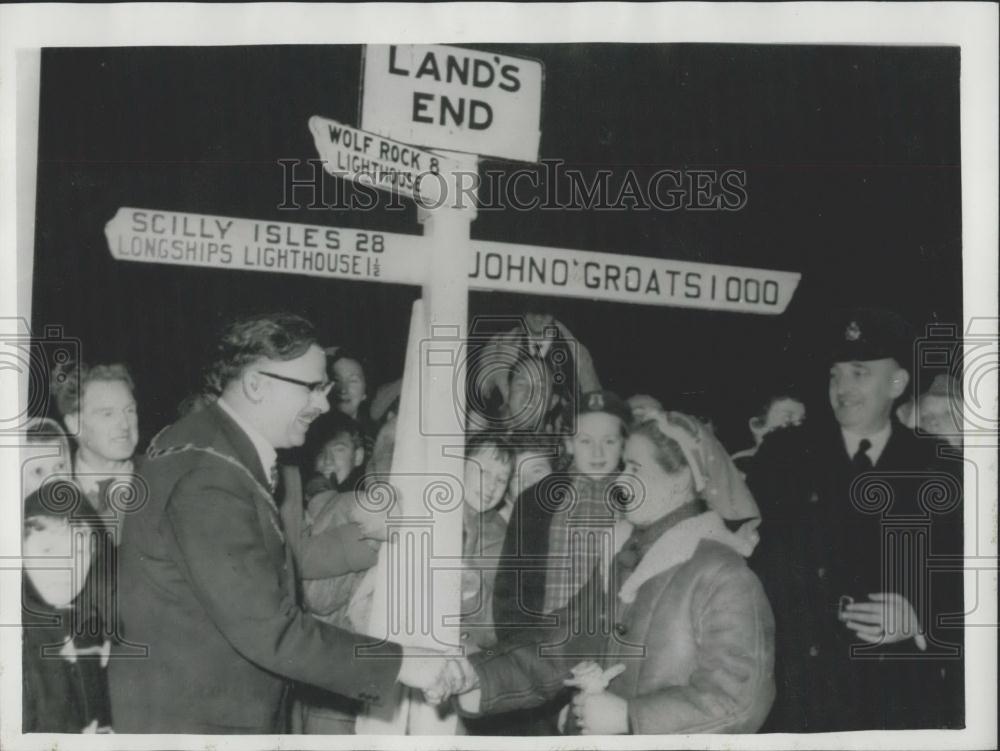 1960 Press Photo Dr. Babara Moore at Land&#39;s Ends Completing 1,000 Mile March - Historic Images