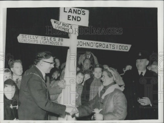 1960 Press Photo Dr. Babara Moore at Land's Ends Completing 1,000 Mile March - Historic Images
