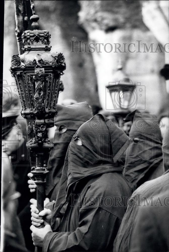 Press Photo Way of the cross at Colosseum; Hooded and robed members - Historic Images