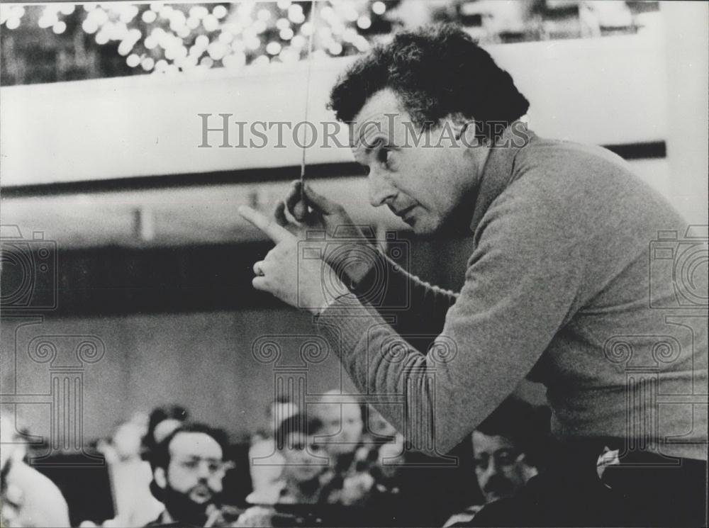 1977 Press Photo Colin Davis rehearsing for his debut - Historic Images