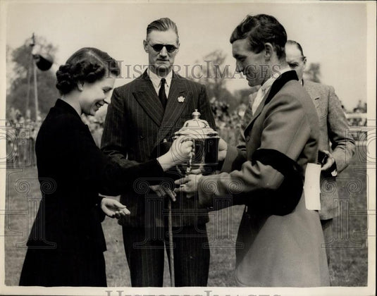 1953 Press Photo .M. The Queen & Mr. Alan Oliver - Historic Images