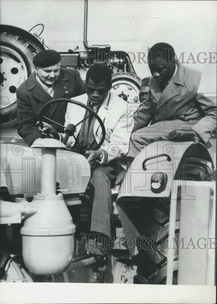1961 Press Photo Visitors From Togo Leipzig Spring Fair Agricultural Machines - Historic Images
