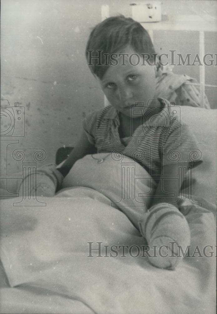 1959 Press Photo Bernard Delhaye Bed Hospital Attempted Save Sister Boiling - Historic Images
