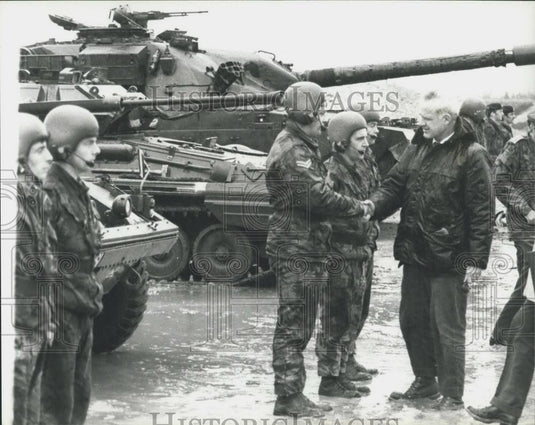 1975 Press Photo U.S. Secretary For Defence James Schlesinger and tanks - Historic Images