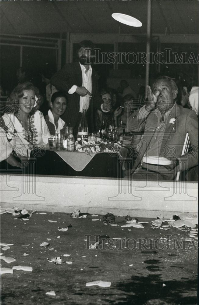 1974 Press Photo Actor Anthony Quinn, Painter, Author - Historic Images