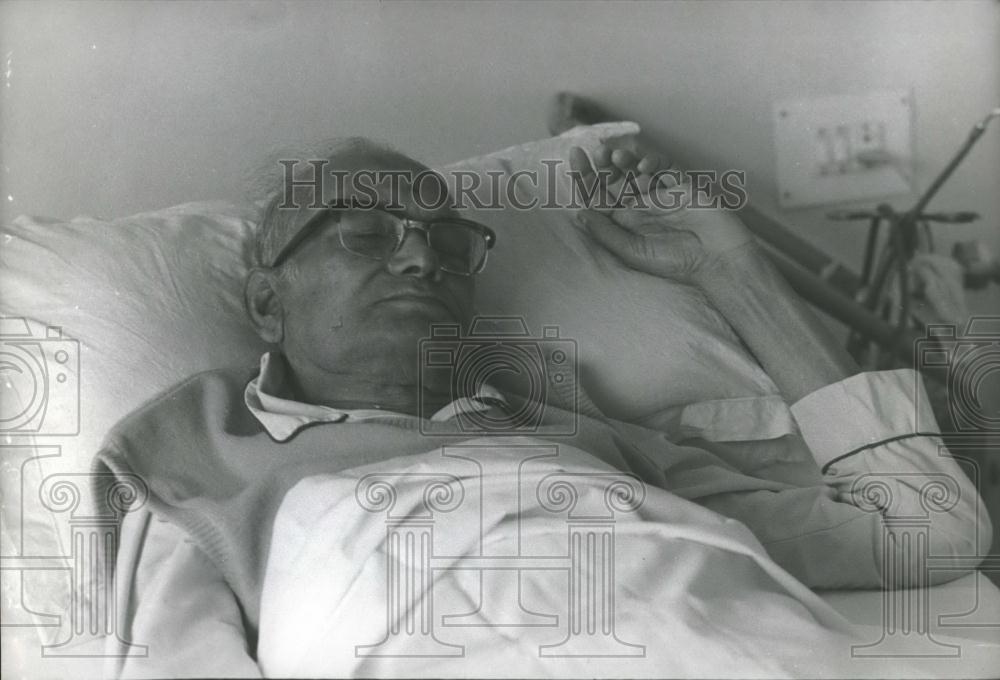 1976 Press Photo J.P. Narayan, Jaslok Hospital - Historic Images