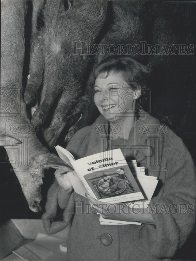 1960 Press Photo Ninette Lyon ,author with her book - Historic Images