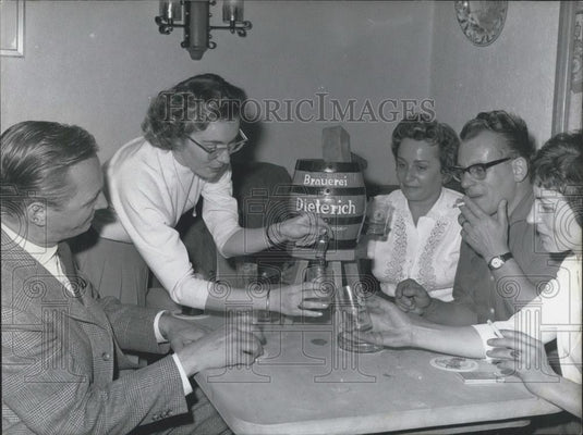 1958 Press Photo Drinking beer from the Tubby in Duesseldorf, Germany - Historic Images