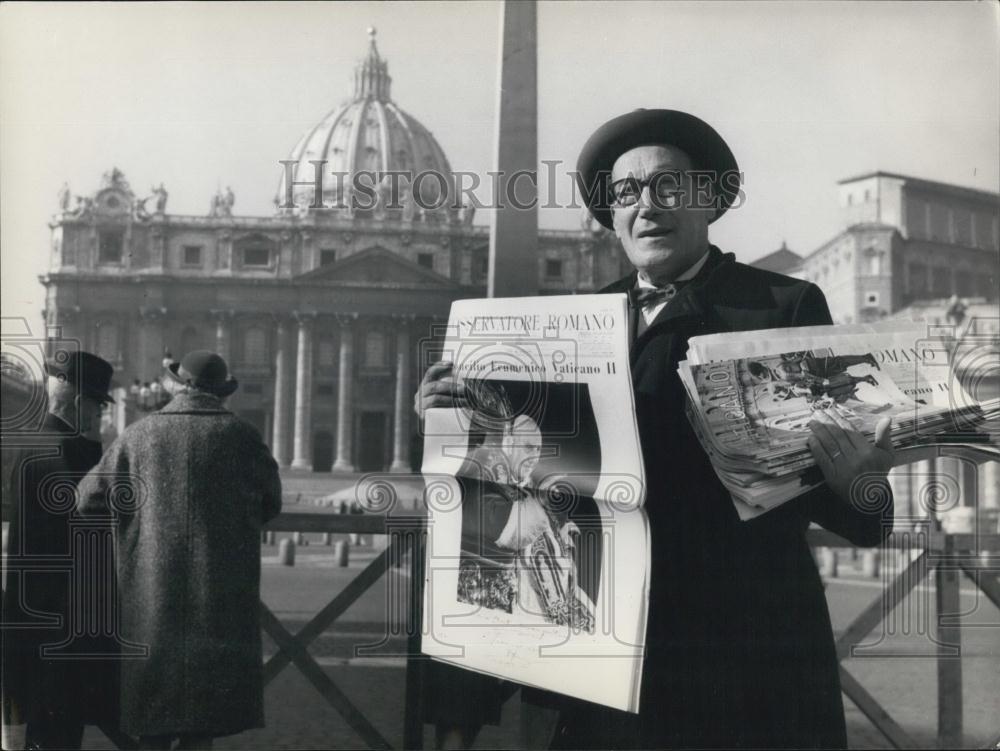 1962 Press Photo Man Selling Vatican Press Offices Bulletins About Pope Health - Historic Images