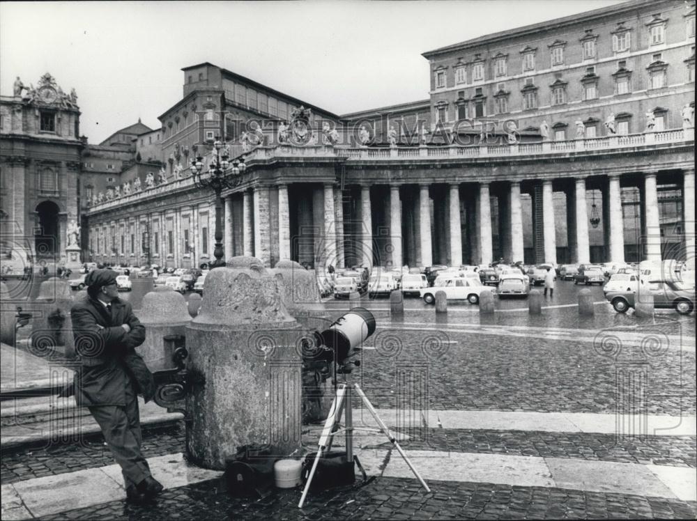 1967 Press Photo Photographer With Telescopic Lens Outside St. Peter&#39;s Square - Historic Images