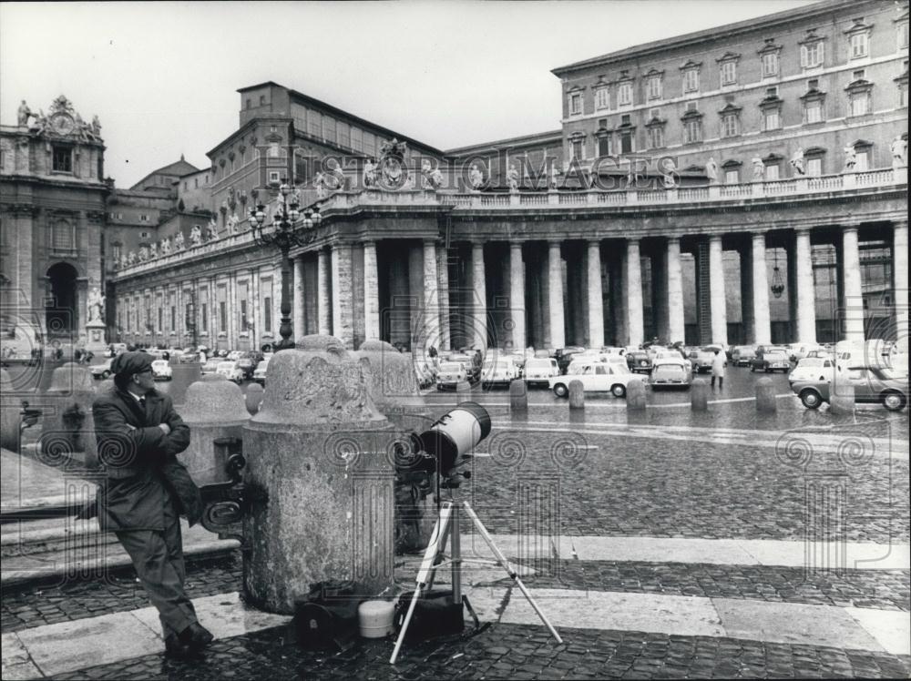 1967 Press Photo Photographer With Telescopic Lens Outside St. Peter's Square - Historic Images
