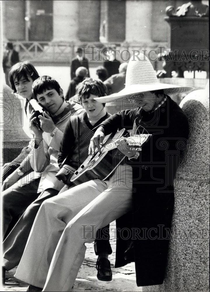 1974 Press Photo Musician tourist in Rome in St Peter Square - Historic Images