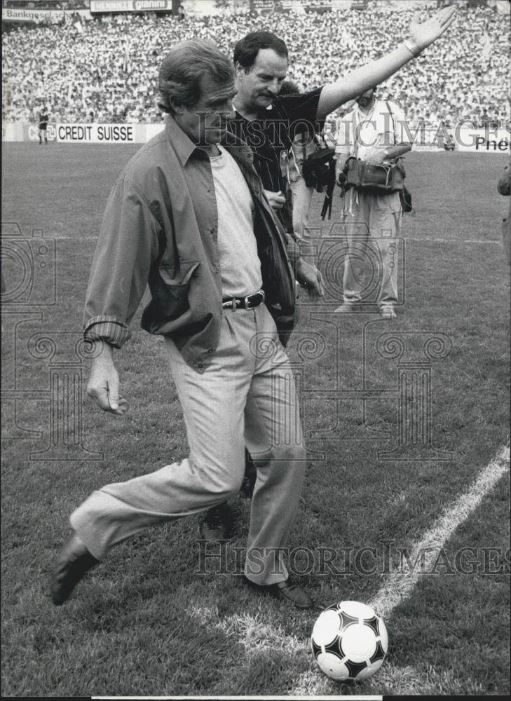 1986 Press Photo Jean-Paul Belmondo French Actor Kicks Ball Swiss Cup Finals - Historic Images