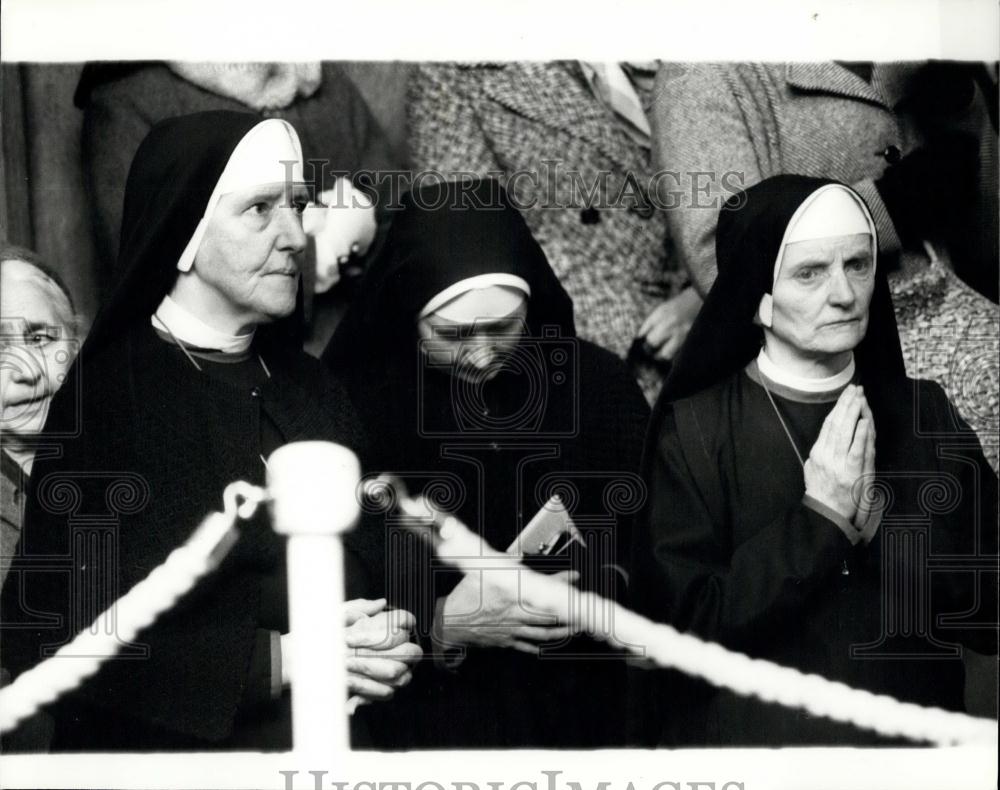 1975 Press Photo Nuns Praying Westminster Cathedral Hall Cardinal Heenan Death - Historic Images