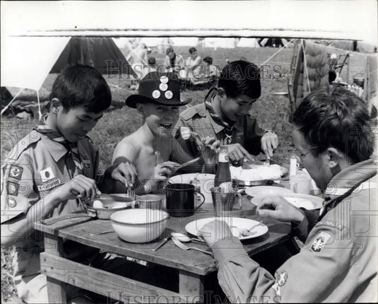 1962 Press Photo 4,000 Boy Scouts Camp at Windsor Making Friends Internationally - Historic Images