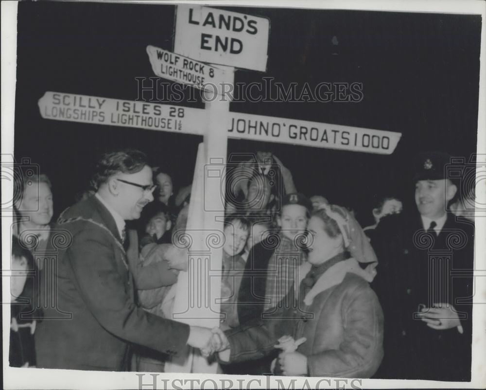 1960 Press Photo Dr. Barbara Moore reached Land&#39;s End after 1000 mile walk - Historic Images