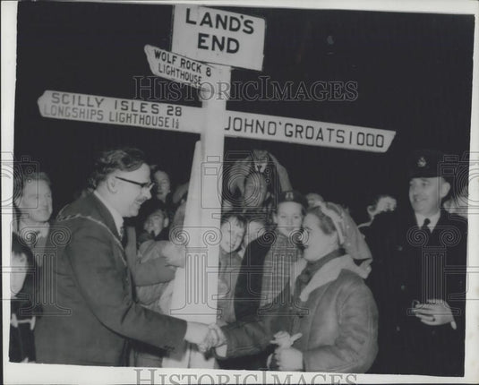 1960 Press Photo Dr. Barbara Moore reached Land's End after 1000 mile walk - Historic Images