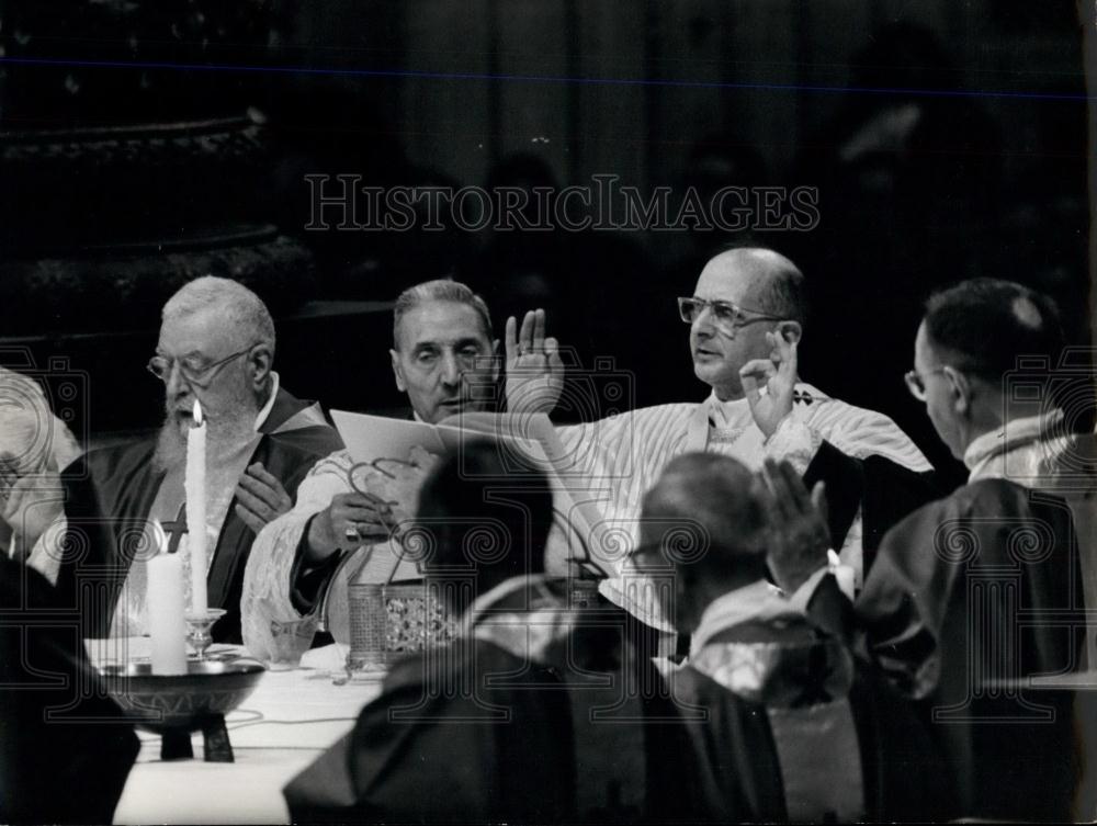 1964 Press Photo Pope Paul VI at the Church of Saint Peter for Holy Mass Servi - Historic Images