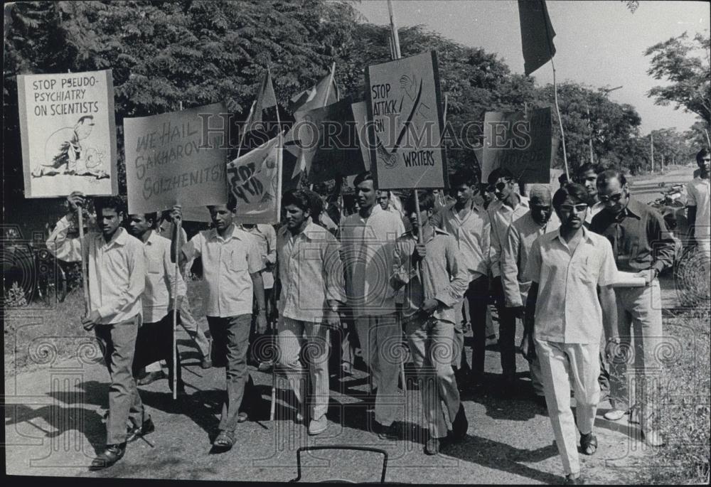 1973 Press Photo Swantantra Party Workers Demonstrating USSR Embassy New Delhi - Historic Images