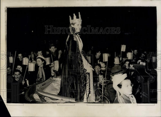 1952 Press Photo The "Queen of Light" Drives Through the streets of Beck - Historic Images