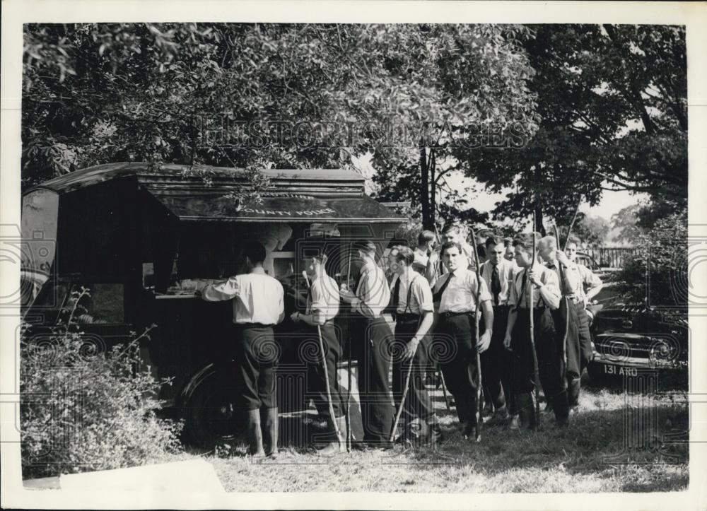 1957 Press Photo Home Office pathologist, Dr. F.E. Camps & police - Historic Images
