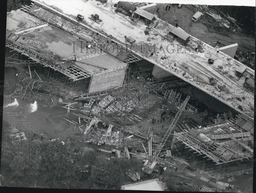 1972 Press Photo Bridge Collapse, River Loddon, Reading - Historic Images