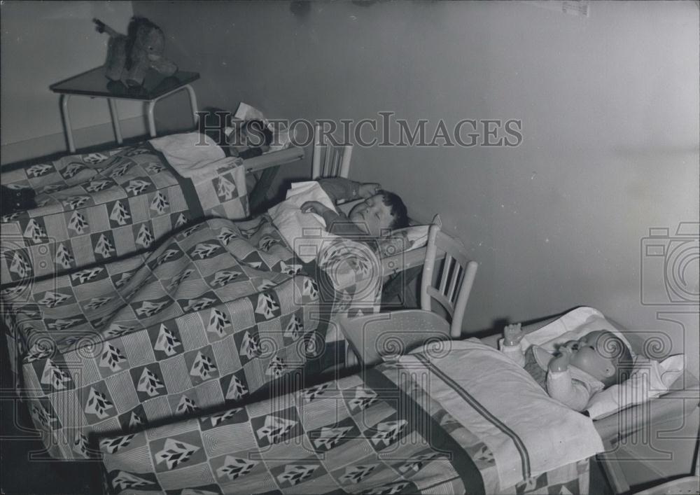 Press Photo Children Resting On Cots At Paris Kindergarten After Washing Veggies - Historic Images