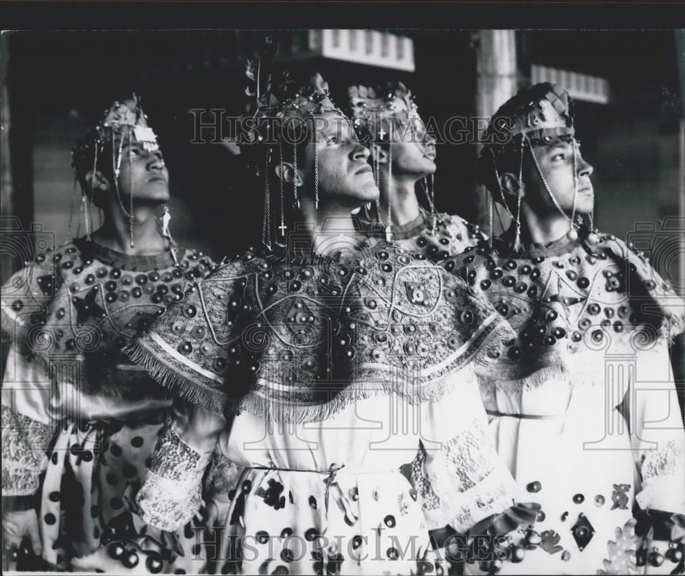 Press Photo Dance Group Otavalo Ecuador Ballet Centro Ecuatoriano Perform - Historic Images