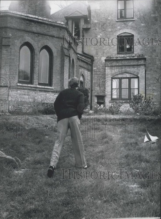 Press Photo Walking Home on his "walking legs - Historic Images