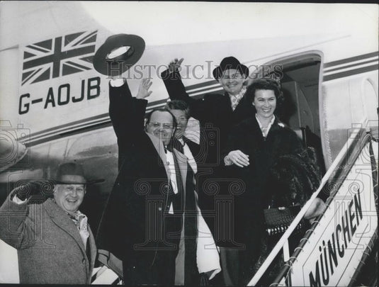 1958 Press Photo Professor Georg Maurer Gathers Collaborators in Munich - Historic Images